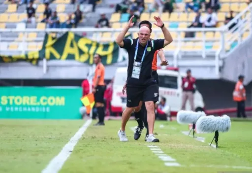 Pelatih Persebaya Surabaya Bernardo Tavares