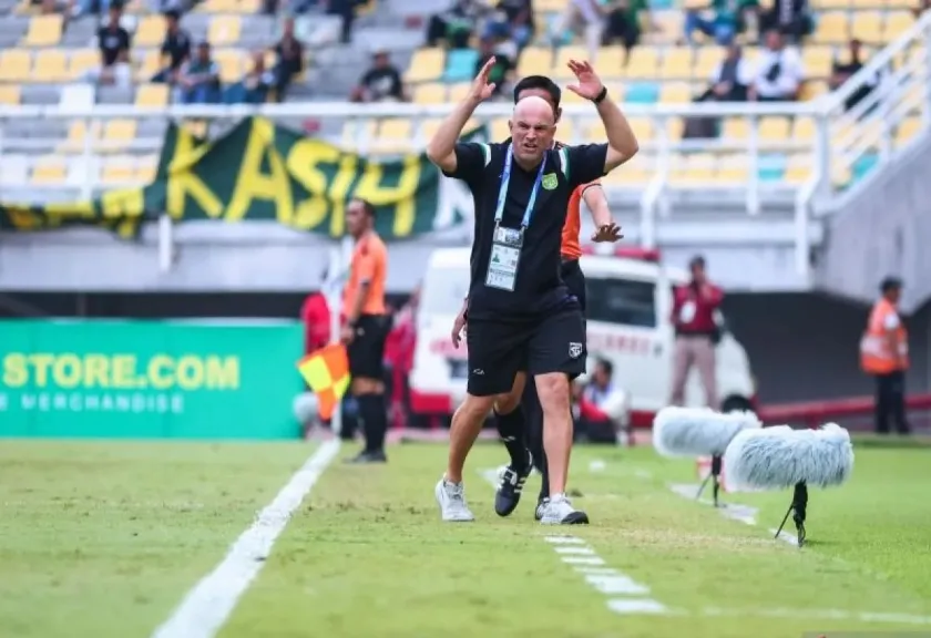 Pelatih Persebaya Surabaya Bernardo Tavares