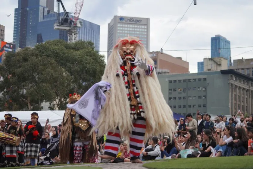 Penari membawakan tari Kecak dalam Festival Indonesia 2026 di Melbourne