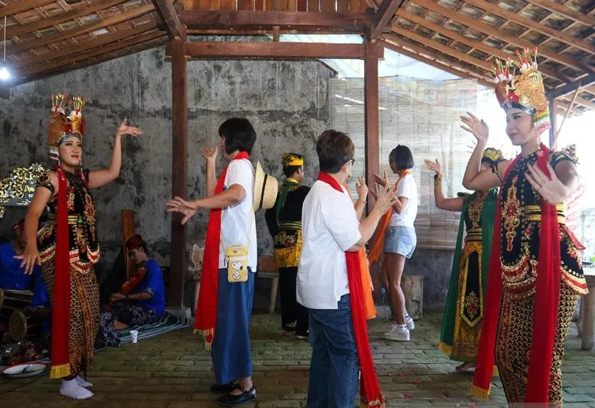 Wisatawan muda di Desa Wisata Adat Osing Kemiren, Banyuwangi, Jawa Timur