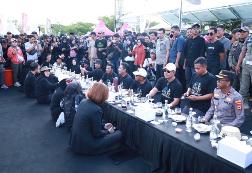 Ngopi bareng ribuan orang di Festival Pinisi 2025