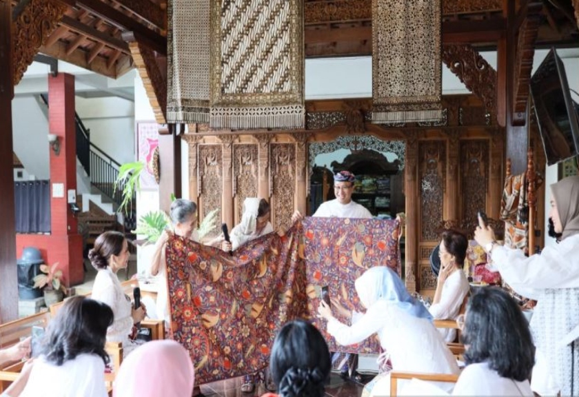 Ilustrasi - Keindahan kain dan batik Jawa Barat