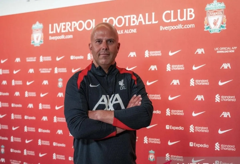 Arne Slot pada sesi perkenalan dirinya sebagai pelatih baru Liverpool. 