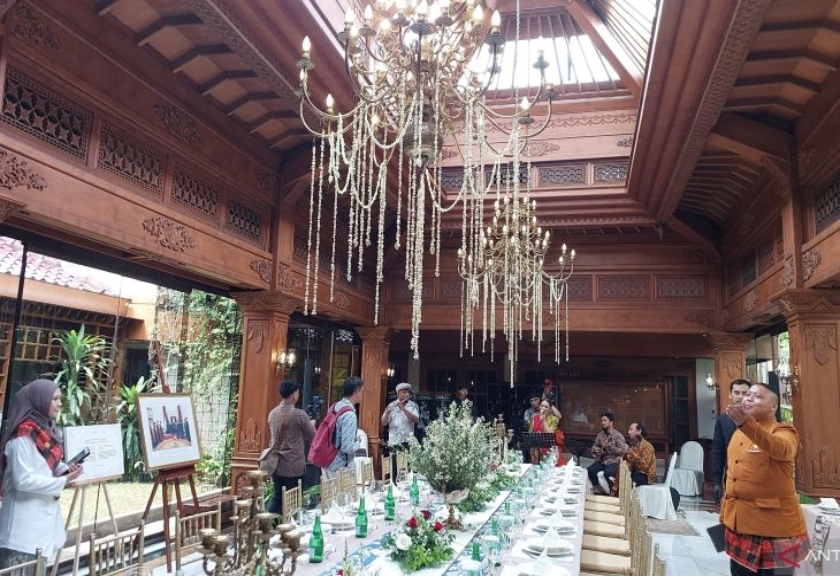 Ruang Pendopo di Wisma Habibie Ainun di Jakarta
