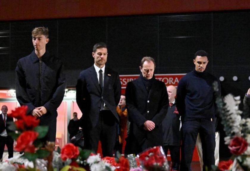 Trent Alexander-Arnold memberikan penghormatan kepada mediang Diogo Jota di luar Stadion Anfield pada Selasa (4/11/2025). 