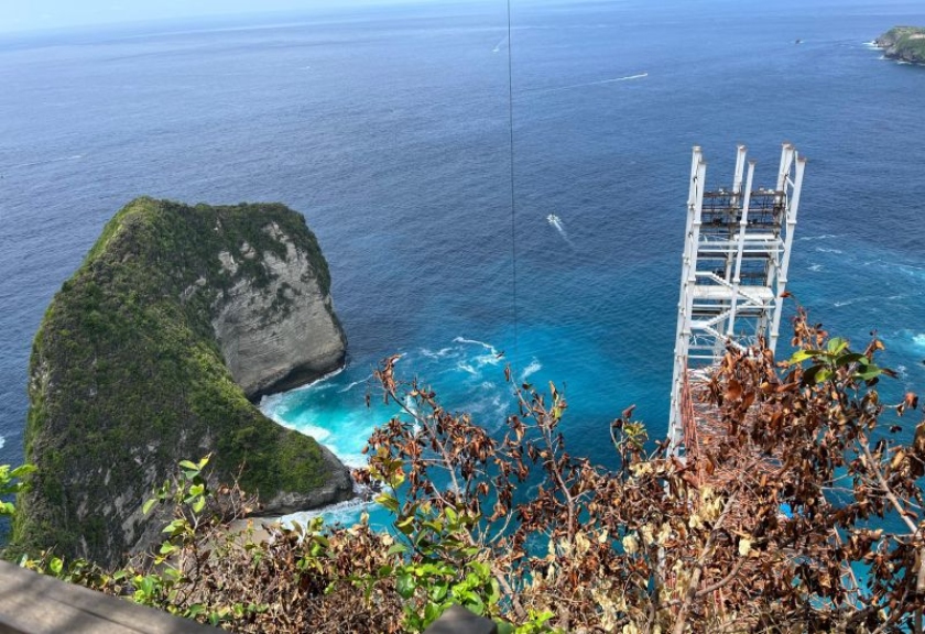 Proyek lift kaca di tebing Pantai Kelingking Nusa Penida ditutup sementara. 