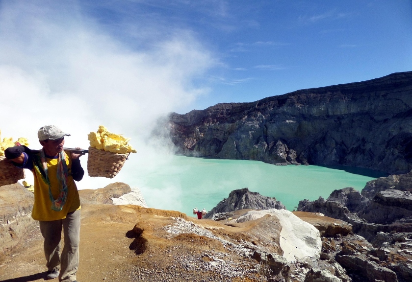 Pesona keindahan Kawah Ijen, Banyuwangi, Jawa Timur. 