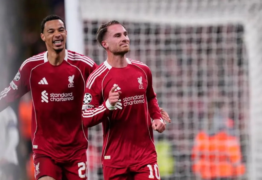 Gelandang Liverpool Alexis Mac Allister merayakan gol ke gawang Real Madrid pada laga Liga Champions di Stadion Anfield, Liverpool.