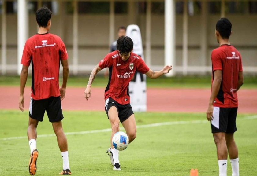 Pesepak bola Timnas Indonesia U-23 Luke Xavier Keet bersama Rafael Struick (kiri) dan Rivaldo Pakpahan.