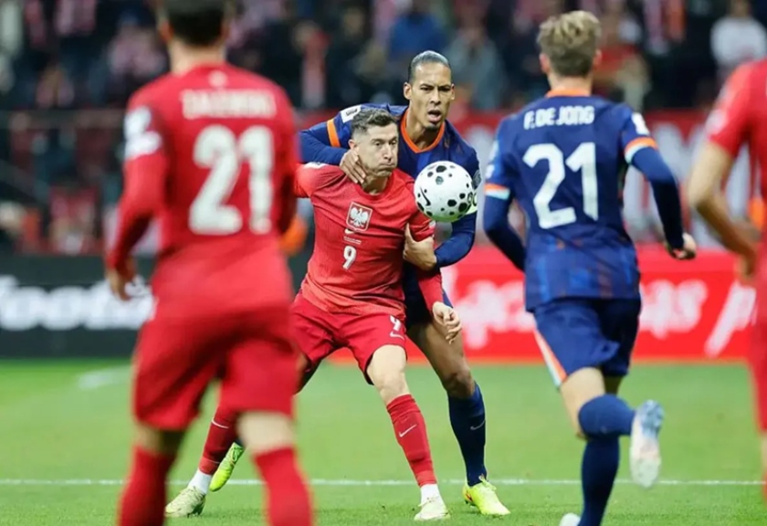 Penyerang Polandia, Robert Lewandowski dijaga ketat bek Belanda, Virgil van Dijk. 
