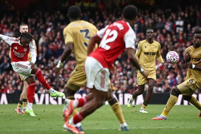 Tendangan Eberechi Eze, gelandang Arsenal