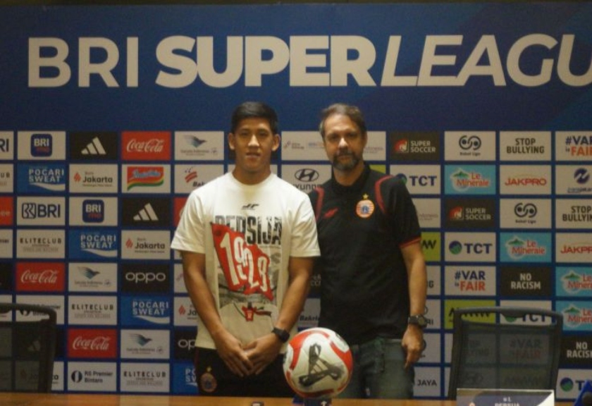 Pelatih Persija Jakarta Mauricio Souza (kanan) berpose dengan pemainnya Eksel Runtukahu (kanan)