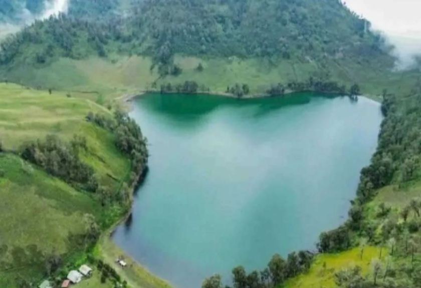Foto udara Ranu Kumbolo di Gunung Semeru, Jawa Timur. 