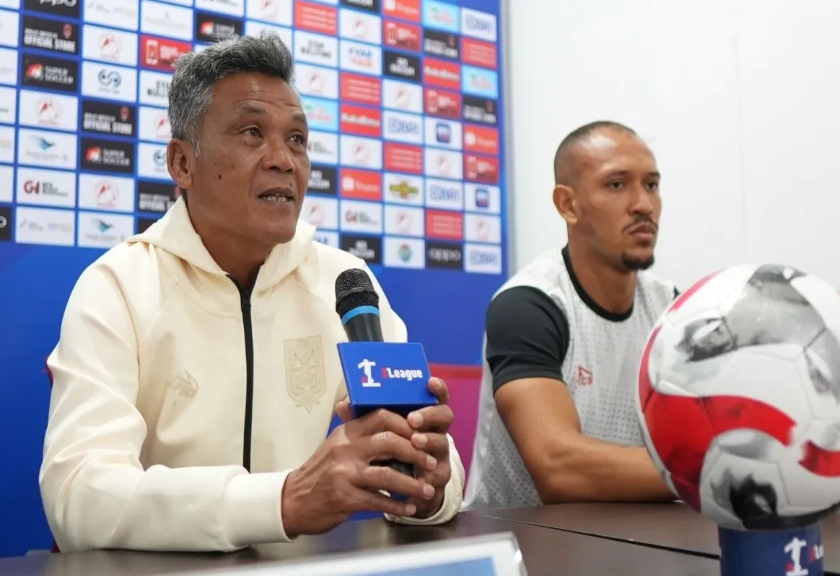 Pemain Malut United Gustavo Franca dan pelatih Hendri Susilo.